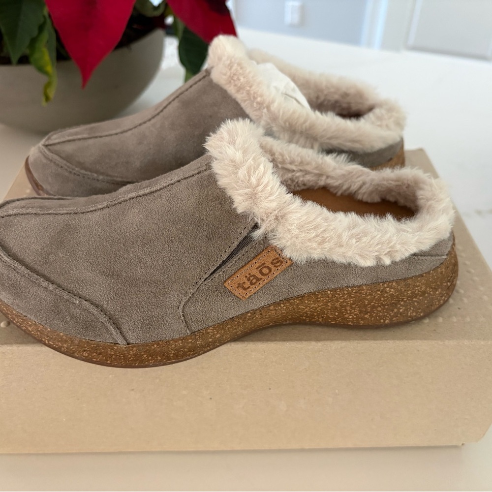 Taos Footwear Gray Fur-Lined Clogs